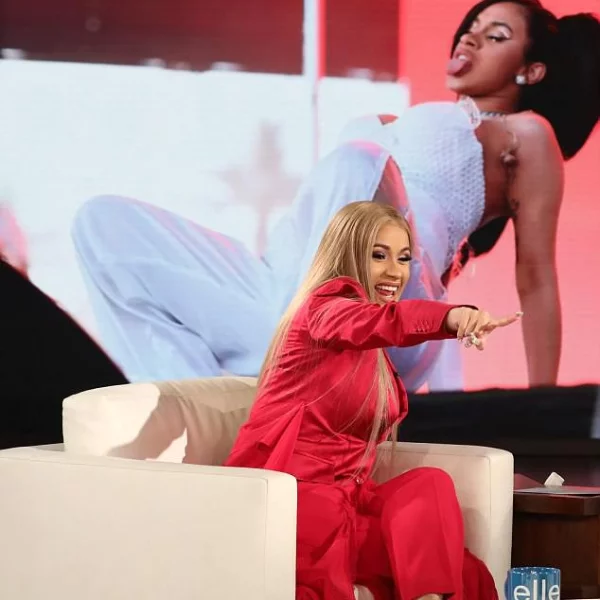 老娘靠脫衣舞孃工作 20 歲就變富婆！Cardi B 懷孕登上《艾倫秀》依然霸氣十足！