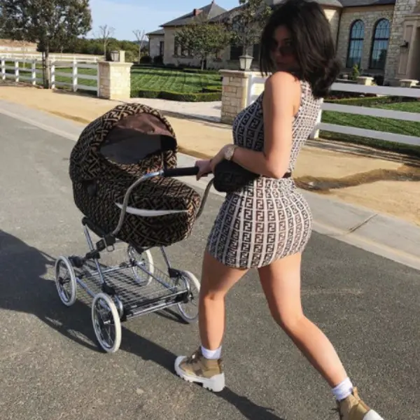 最甜蜜！Kylie Jenner 上傳多部女兒 Stormi 甜笑影片，深情告白：「I Love You！」