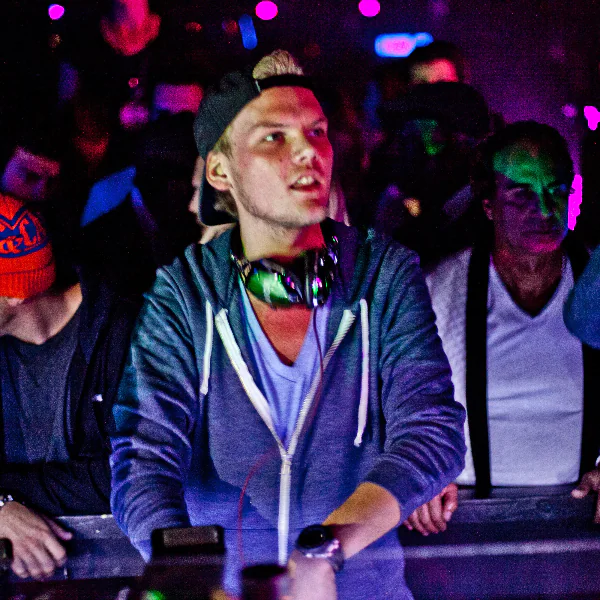 音樂界緬懷天王 DJ Avicii　評選出他 28 年生涯最佳歌曲 Top10！