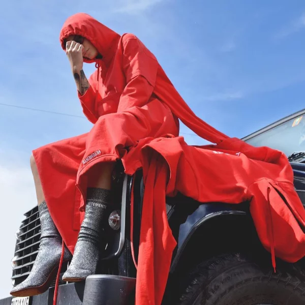 美到閃瞎眼！Vetements 最受歡迎「打火機鞋跟襪套靴」推夏季新款 #全場焦點靠這雙了