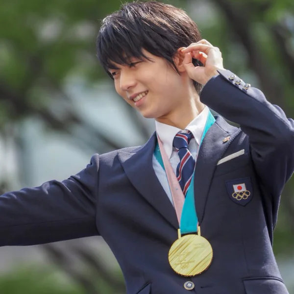 羽生結弦帶奧運金牌回家鄉　宛如王子巡街 12 萬粉絲擠上街頭太壯觀！