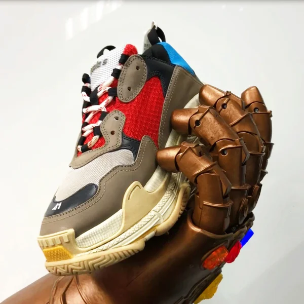 【鞋餓份子】用無限手套開箱球鞋！近賞 Balenciaga Triple S 元祖配色