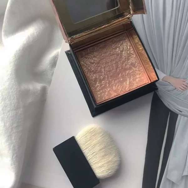 再度引起騷動！ Benefit 年度新品「淘金熱浪蜜粉盒」，刷高光、腮紅秒膨「好命肌」