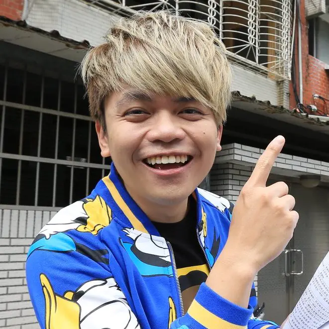 遭嗆「老藝人」！「蔡阿嘎」硬起來反擊「聖結石」：呸！我當youtuber時你還在喝奶