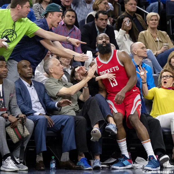 哈登跌入 NBA 觀眾席的瞬間一刻　被網友瘋狂惡搞成歷史名畫！