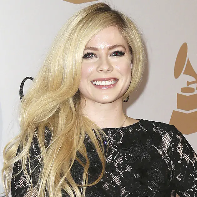 經歷 2 次婚姻失敗以後，Avril Lavigne 終於再次戀愛了！