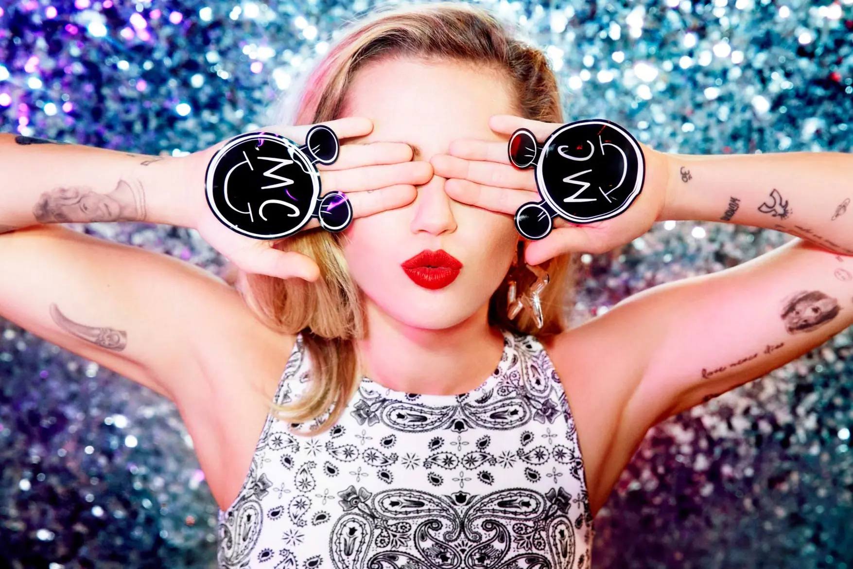 「我把對粉絲的愛融入設計中」！Miley Cyrus x Converse 聯名全系列完整釋出！