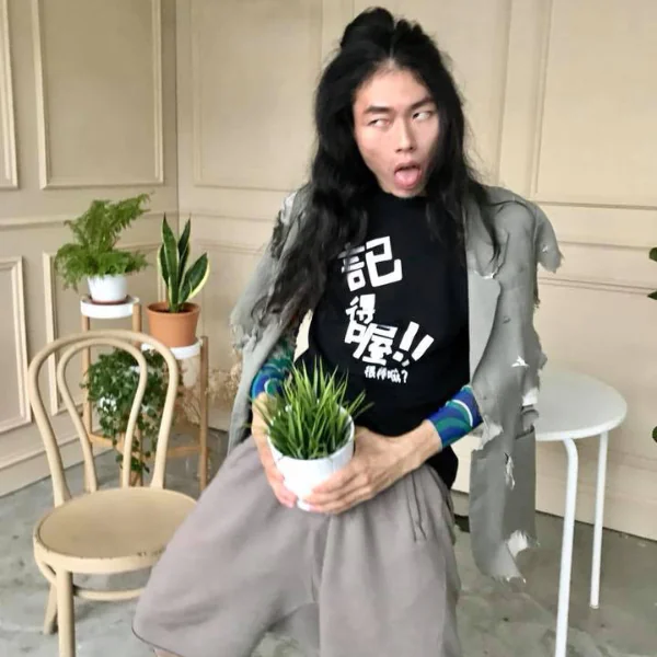 轉戰網紅圈出頭天？！反骨成員「瑋哥」7年前單肩扛水泥受訪畫面流出！