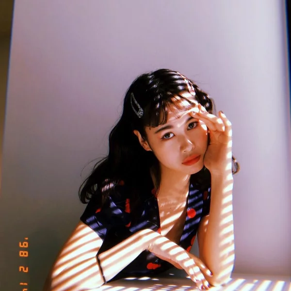 看完這位混血模特兒的 IG，保證能給中短髮女生學不完的「日系夏日編髮」靈感！
