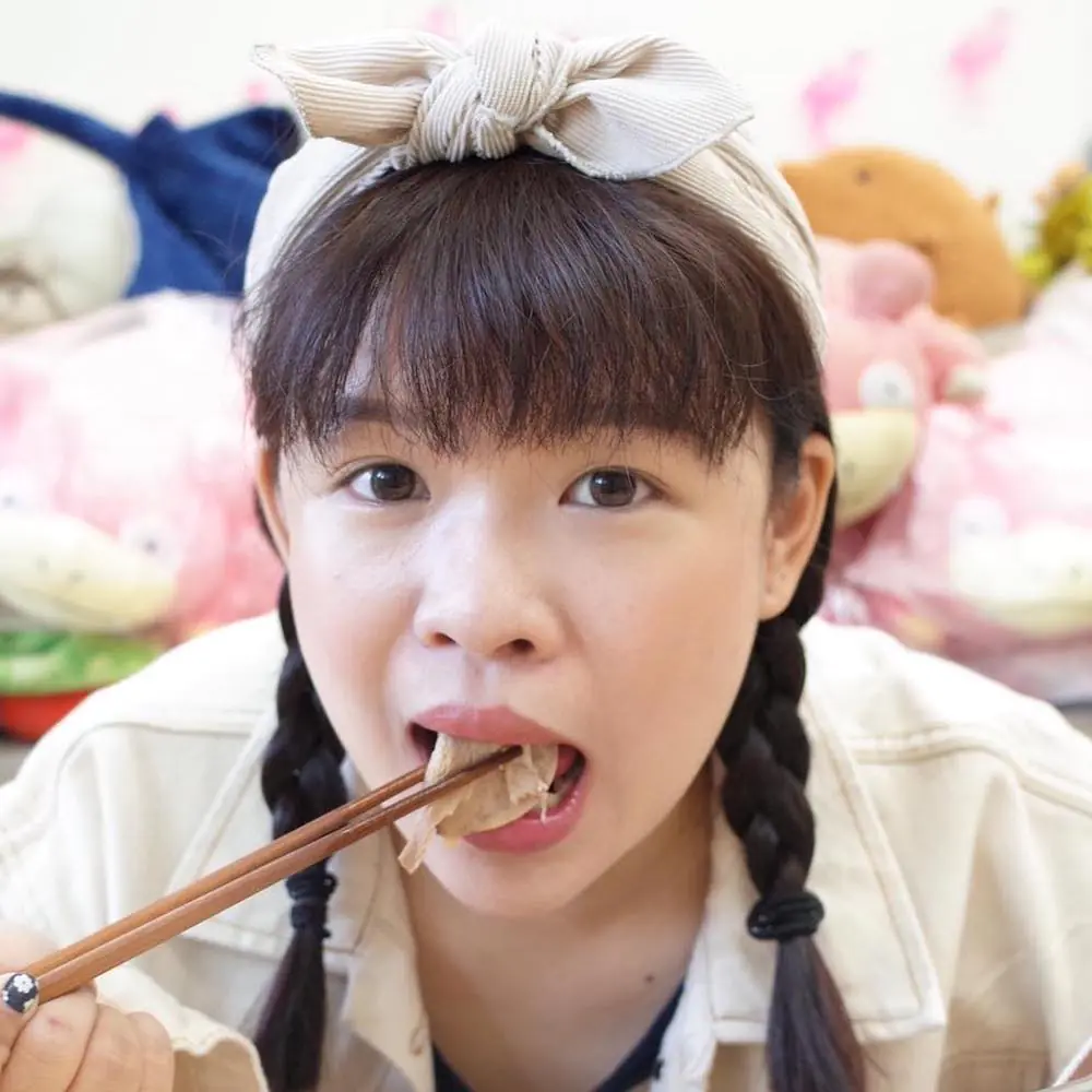 還沒告白就親下去！吃貨Youtuber「古娃娃」愛情故事閃哭粉絲：「藏鏡喵」也太會了吧