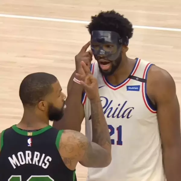 嘲諷技能點好點滿！Embiid 大嗆對手太矮　綠衫軍前鋒直接用「2 個手勢」反將一軍！