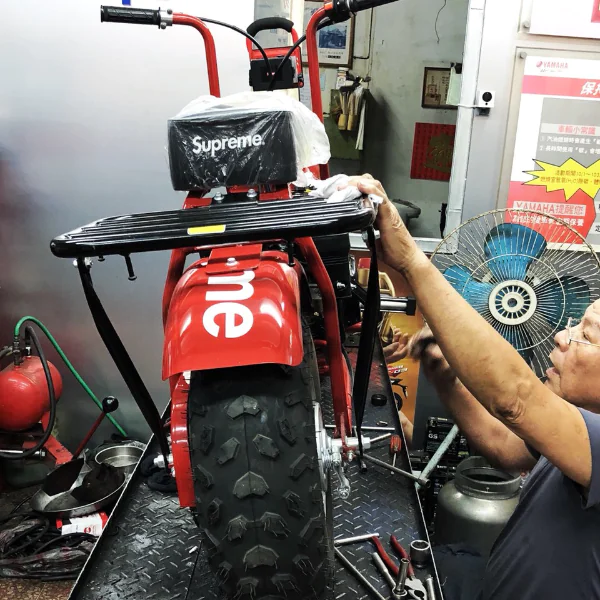 鬼罕單品現身！要價 25 萬的 SUPREME x Coleman 迷你摩托車竟然出現在台北機車行？！