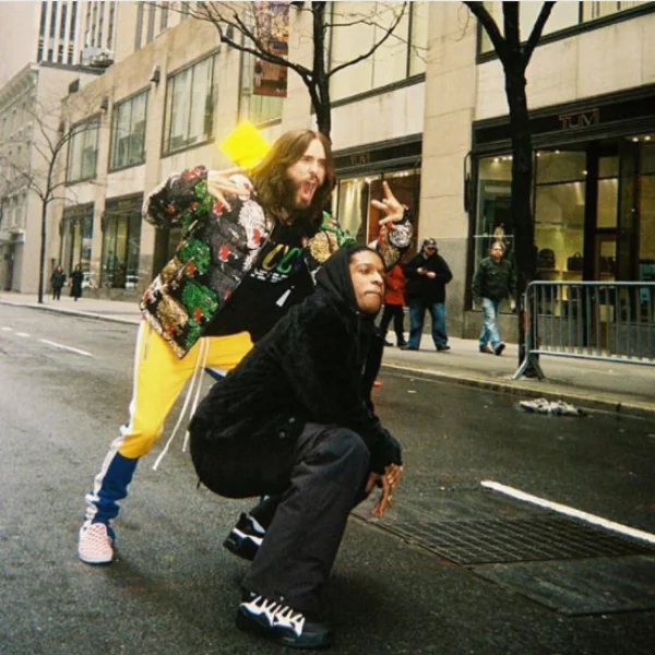 與小丑 Jared Leto 同框入鏡！A$AP Rocky 腳下踩的很可能是與 UNDER ARMOUR 聯名款？