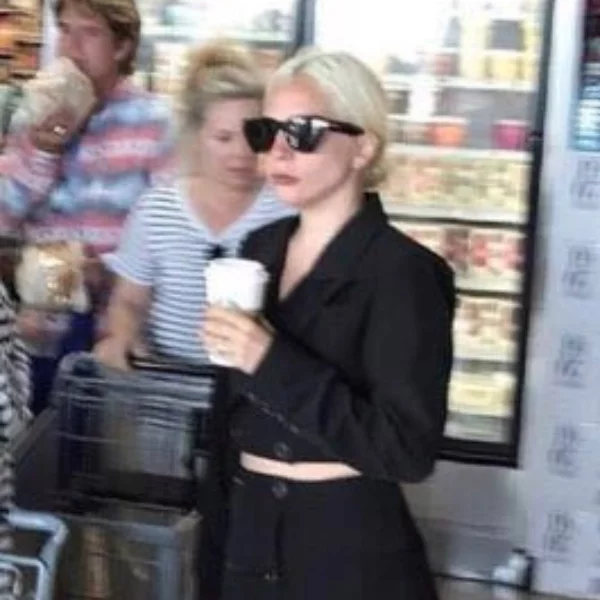 網友調侃 Lady Gaga 太愛去星巴克　搞笑連署「禁止她因買咖啡而荒廢音樂事業」！