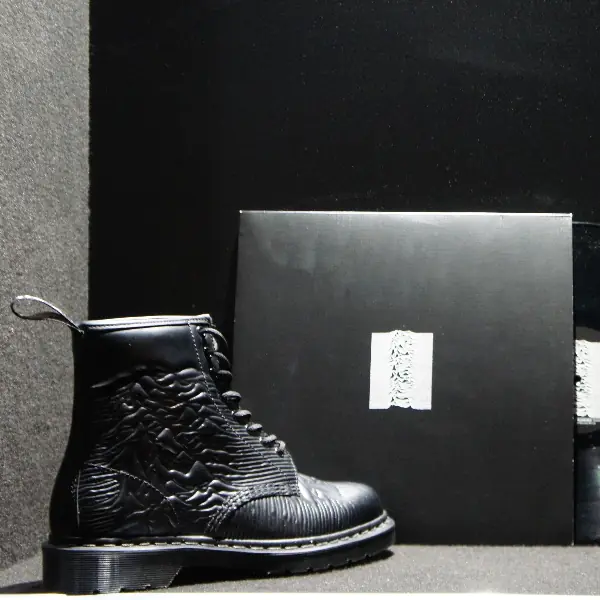 #每雙都不想錯過！ Dr.Martens 秋冬新款「重口味」亮相！致敬傳奇樂團、閃亮 Glitter、Tattoo 靴款、立體皮革花... 馬汀迷：「這每雙都太欠收藏了...」