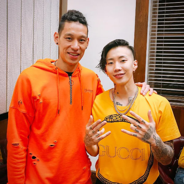 NBA 球星林書豪與韓國饒舌歌手 JAY PARK 合影有亮點！林書豪身上穿的竟是台灣知名潮牌的衣服？！