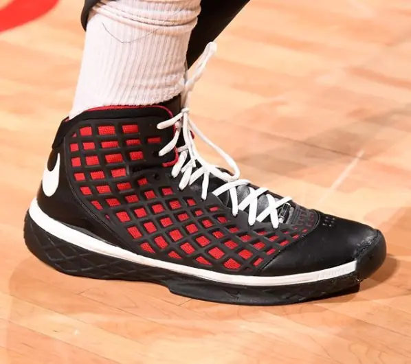 老大親手獻上的祝福！「NBA 最強鞋頭」PJ Tucker 腳踩「極度稀有 Kobe 鞋款」上場應戰！