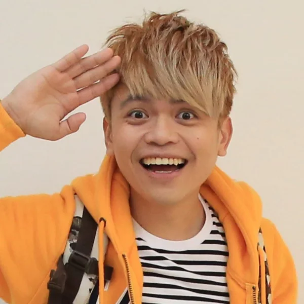 到底是誰啦？！ youtuber童年照大公開「howhow」認不出來：所以現在就知道誰有整型？
