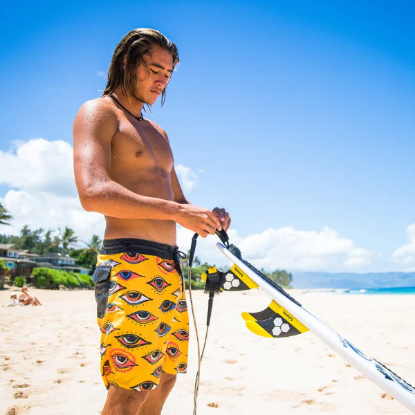 VOLCOM 隆重推出與 RYAN BURCH 合作的 RYAN BURCH EXPERIMENT COLLECTION 源自於這位知名衝浪運動員、衝浪板工藝師兼藝術家的原創和瘋狂
