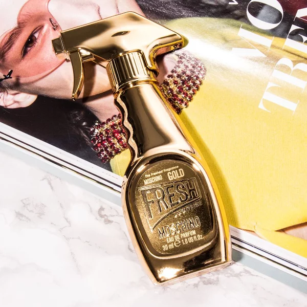直接被閃歪！MOSCHINO 「亮金金女性淡香精」金色瓶身，震攝眼球！網友：沒收進羅浮宮我不依啊...