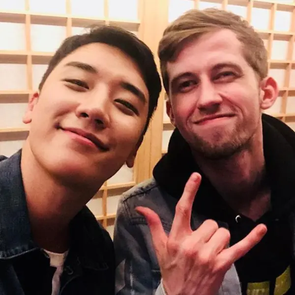 給足面子？勝利上傳與 Alan Walker 露臉合照　攜手發布四方合作新曲〈Ignite〉！
