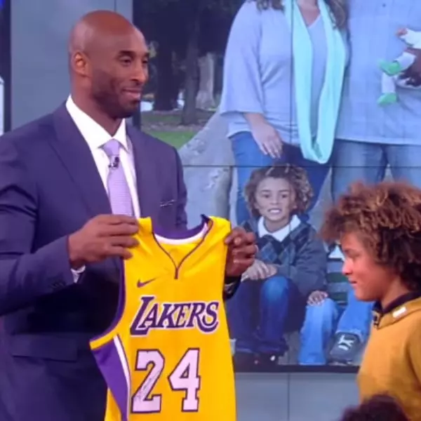 真暖男無誤！Kobe 神秘現身並送親筆簽名球衣　幫助患有癲癇的 6 歲小孩圓夢！