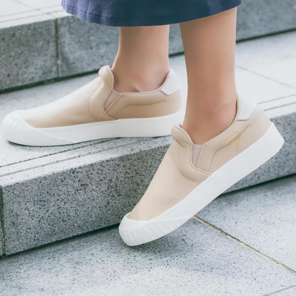 裸膚色超清新！adidas Originals 家族新成員 Everyn「SLIP ON 設計」穿脫超方便！