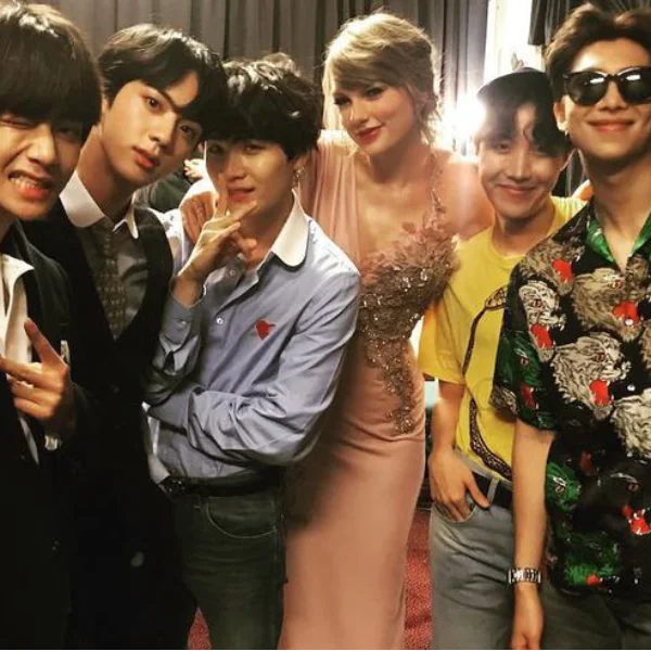 BTS 擊敗小賈、亞莉安娜拿下告示牌「最佳社群藝人」　泰勒絲被圈粉 IG 搶發合照！