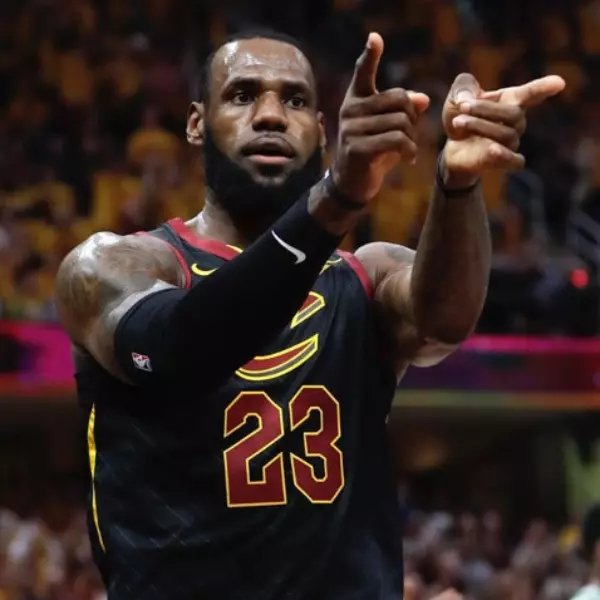 將戰局扳平！詹皇火力全開狂轟 44 分擊潰綠衫軍　成為 NBA 季後賽進球數最多的球員！