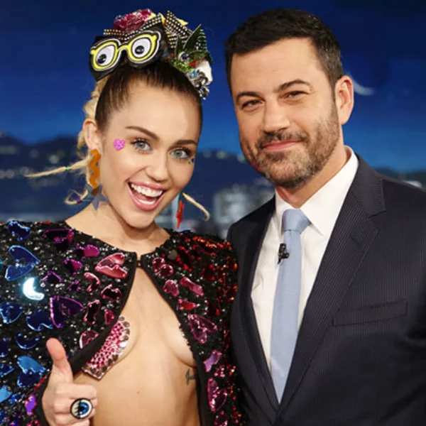 麥莉希拉帶大槌子深夜闖 Jimmy Kimmel 家中　搞笑大唱〈Wrecking Ball〉！