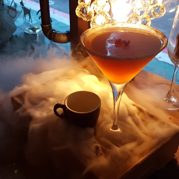 調出新高度！沒想到「枇杷膏mix調酒」這麼搭，就算店規多到炸也不能錯過！