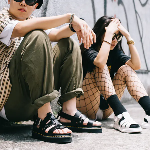 球鞋走開，讓涼鞋來！春夏「涼系潮感」穿搭就用 Dr.Martens 嗆翻街頭