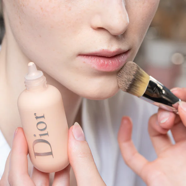 Dior Beauty 史上最強粉底液！模特兒受著酷熱淋著雨也絕不溶妝！