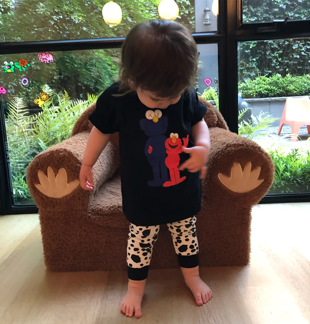 #最強曬娃照！ KAWS 女兒搶先著用 UT x KAWS x Sesame Street 三方乘聯 T-Shirt！