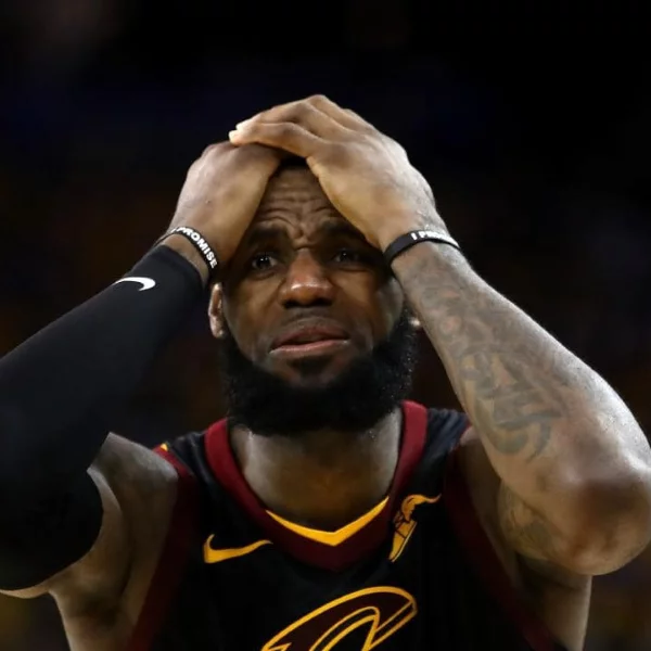 詹皇怒砍 51 分也無用！JR Smith 要命失誤　勇士於延長賽擊敗騎士率先開胡！