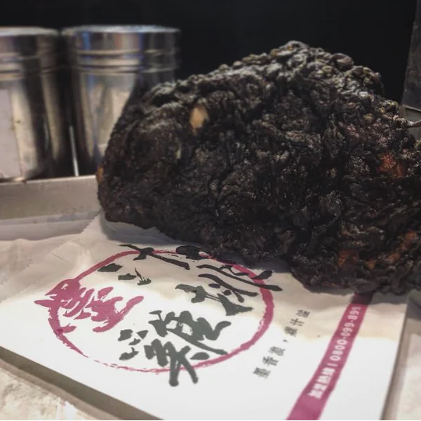 【去你的弱】黑嚕嚕墨汁雞排越吃越唰嘴？盤點全台 5 項黑色美食　黑膠漢堡潮得嫑嫑的