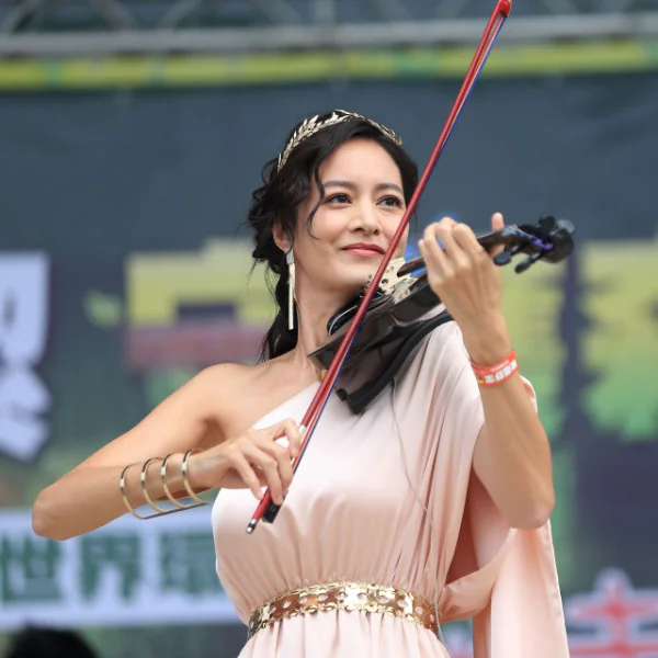 Janet 化身森林女神 為世界環境日宣導守護森林