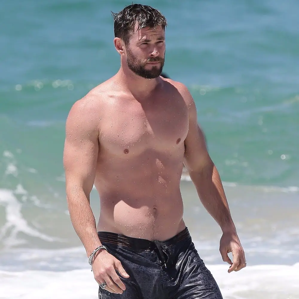將與 Dakota Johnson 合作新電影，「雷神」Chris 為新造型瘦了一整個碼！