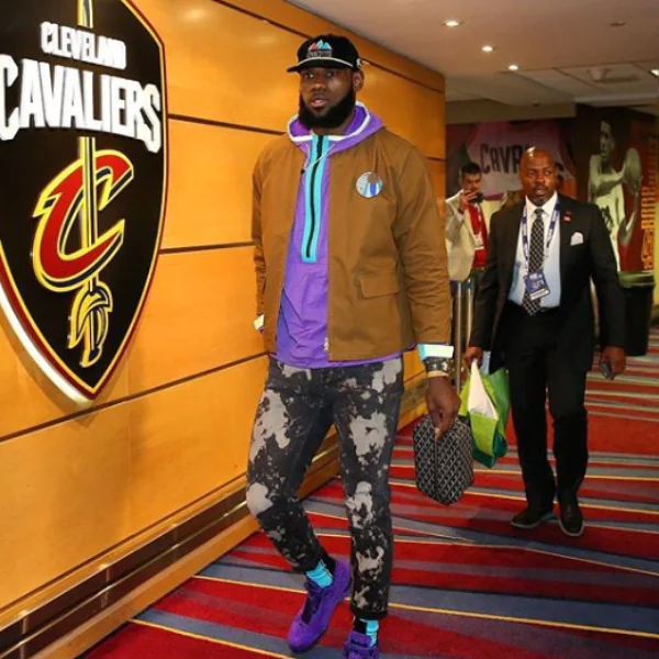NBA 總冠軍第三戰開打！LeBron James 著用個人「第一代簽名鞋款」現身球員通道