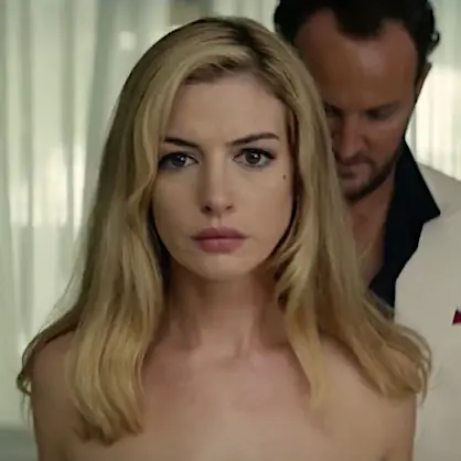 暗黑系的 Anne Hathaway，只會在這部新電影中看到！