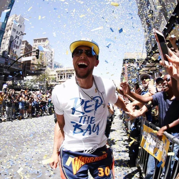 Curry、KD、 Nick Young 現身街頭與球迷同樂！NBA 總冠軍封王遊行現場花絮