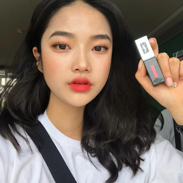 太囂張，簡直化身撩男專家！ YSL 「極限量奢華緞面霓光唇釉」，就要啾你電一波！