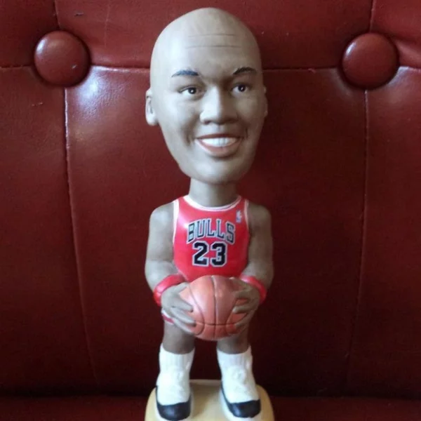 喬丹變白人、大鬍子燙玉米鬚？盤點「史上最糟糕 NBA 球員玩偶」　絕對讓你笑到不行！