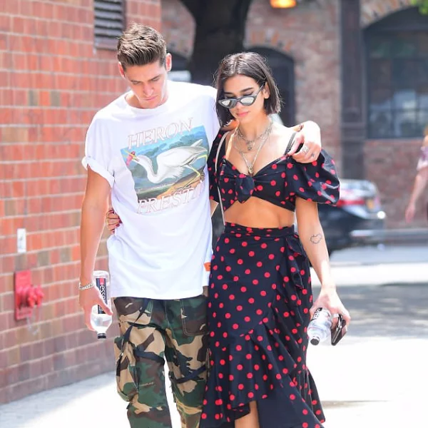 22 歲超火紅危險系女歌手 Dua Lipa 在跟誰約會？她當街親吻帥哥前男友宣告復合！