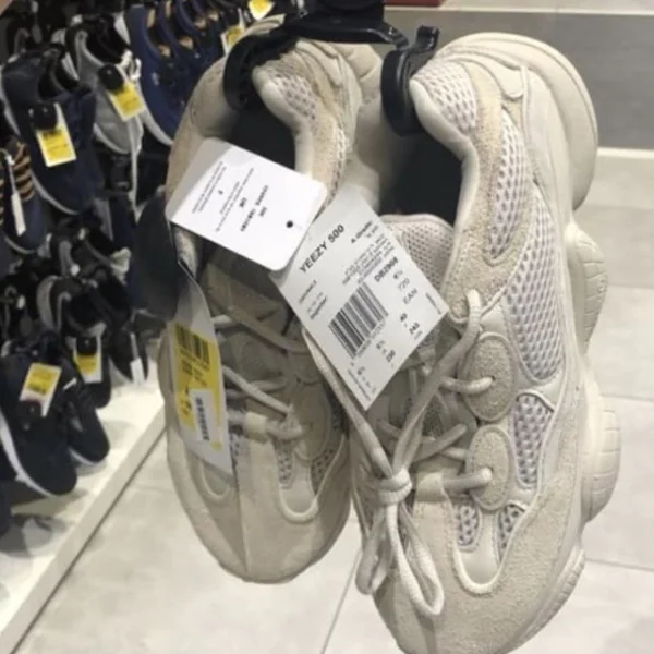 快來人幫我掃貨！開賣即秒殺的 YEEZY 500 竟現身在美國連鎖大賣場？