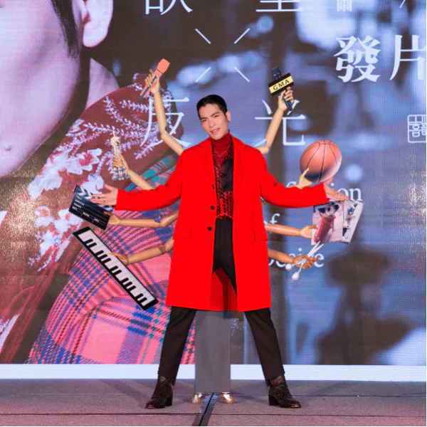 金曲歌王老蕭新專輯《慾望反光》 記者會上與主持人曾國城玩「翻湯匙」兩人玩到快崩潰！