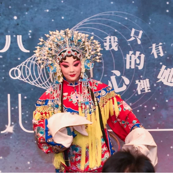 2018新光三越【這夏聽她說~我的心裡只有她】 七大故事展區、19組跨領域藝術家，挑起你的視覺感動神經！ 台北信義新天地A9 6/14-7/1全台巡迴展演首站登場！ 粉紅風暴來襲！這夏邀你一起來 聽「她」說！