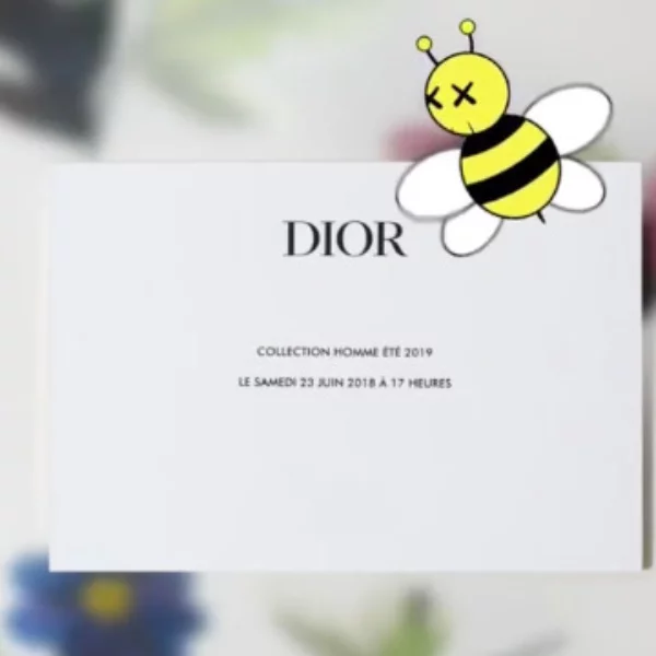 繼 Virgil Abloh 首場 LV 男裝系列風光落幕「Kim Jones 首場 Dior Homme 將接棒上場！」找來 KAWS 推出聯名助陣！