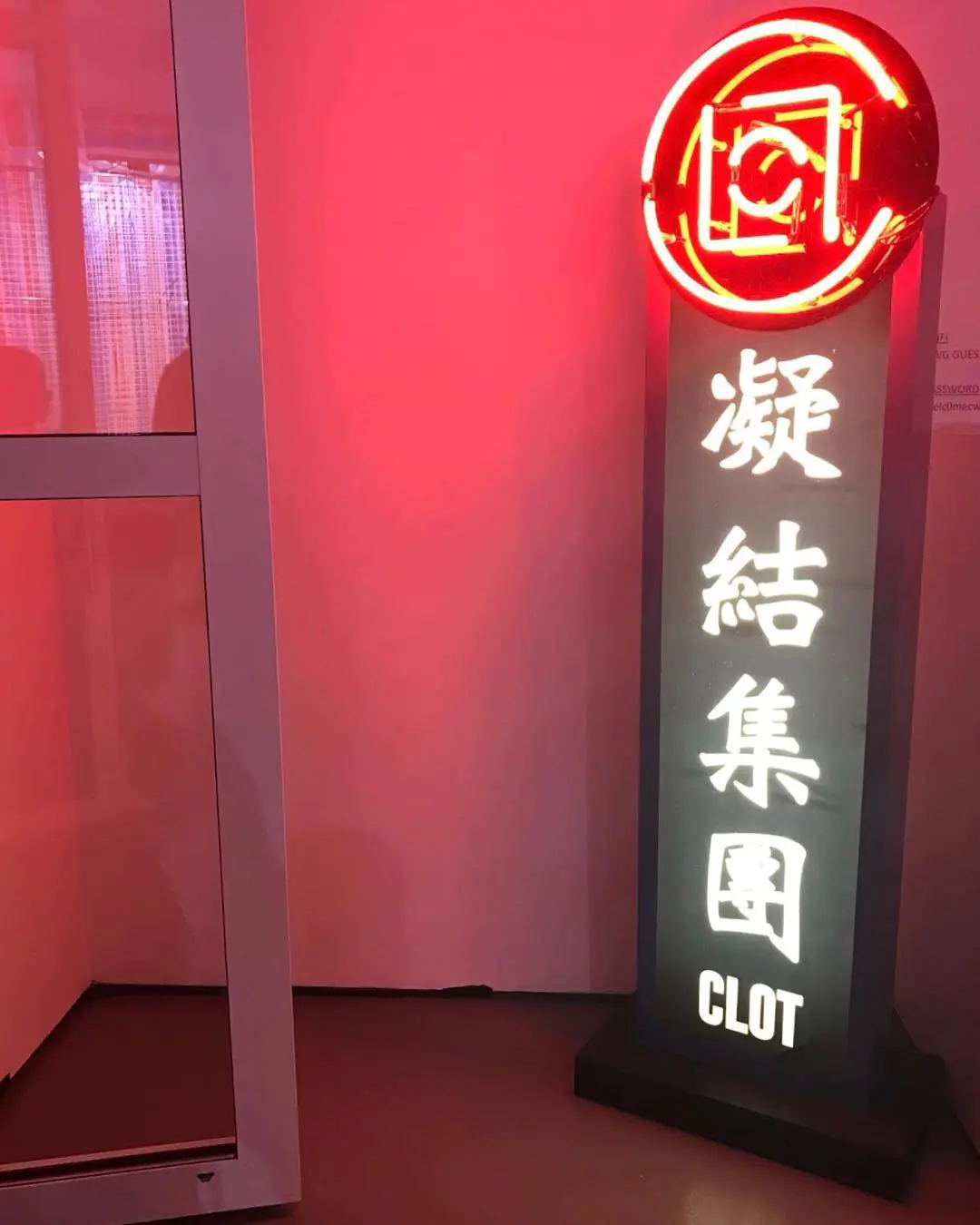 陳冠希把「女人街」帶到春夏巴黎預覽會！和日本知名家具品牌聯名椅子也一同曝光！