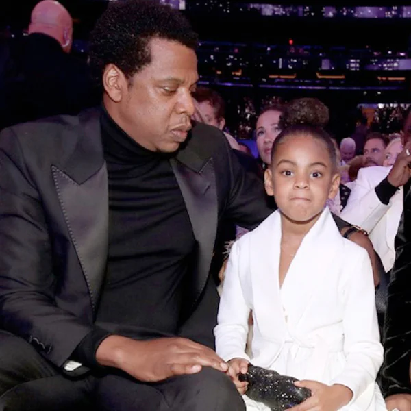 看不下去 Beyoncé 和 Jay-Z 的親密畫面，Blue Ivy 害羞的反應太逗了！